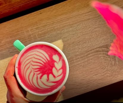 Naše typické ružové latté s rozetou
