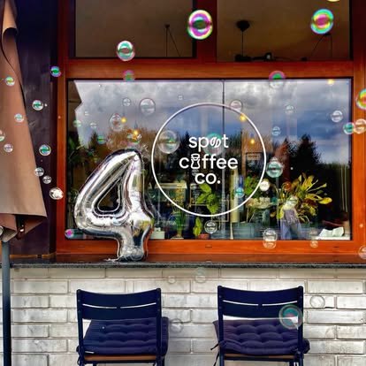 Výklad kaviarne Spot Coffee Co. s naším logom